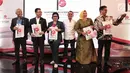 Sejumlah wakil rakyat terbaik 2018 berfoto bersama usai mendapatkan penghargan yang diberikan oleh Panggung Indonesia di Jakarta, Rabu (29/8). (Liputan6.com/ Faizal Fanani)