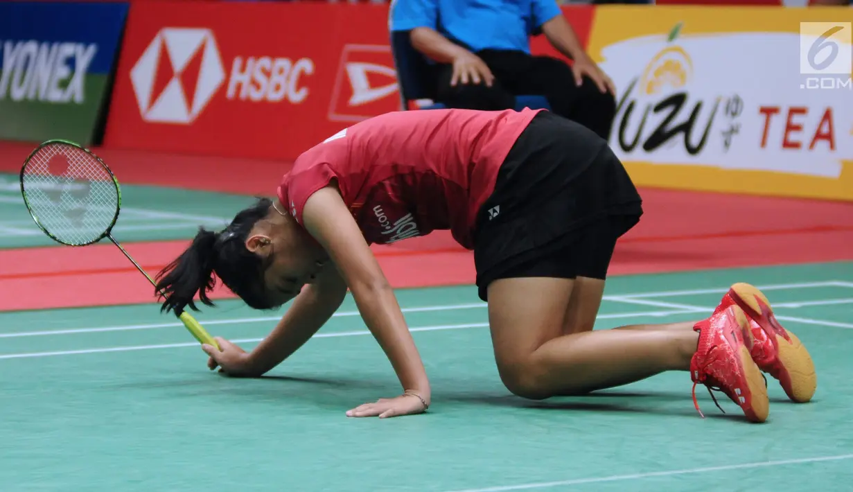 Tunggal putri Indonesia, Gregoria Mariska Tunjung terjatuh saat melawan Goh Jin Wei (Malaysia) pada babak pertama Indonesia Masters 2018 di Istora Senayan, Jakarta, Rabu (24/1). Gregoria kalah 14-21, 21-19, 12-21. (Liputan6.com/Helmi Fithriansyah)