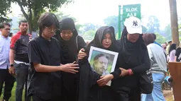 Isak Tangis Karina Ranau Iringi Pemakaman Epy Kusnandar di TPU Jeruk Purut