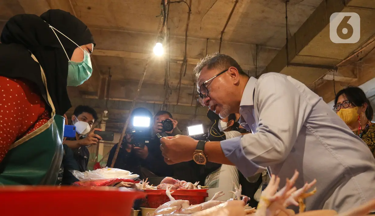 Menteri Perdagangan Zulkifli Hasan berbincang dengan pedagang daging ayam saat meninjau harga bahan pokok di Pasar Cibubur, Jakarta, Kamis (16/6/2022). Kunjungan tersebut dilakukan untuk melihat dan memantau langsung harga bahan pokok guna memastikan harga stabil menjelang Hari Raya Idul Adha 1443 Hijriah. (Liputan6.com/Herman Zakharia)