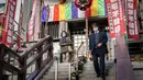 Orang-orang mengunjungi Kuil Yagenbori Fudoin selama pekan raya akhir tahun di Distrik Nihonbashi, Tokyo, Jepang, 26 Desember 2022. Tak hanya menyuguhkan pemandangan indah dan makanan yang lezat, Jepang juga menjadi negara yang tepat untuk merayakan tahun baru. (Yuichi YAMAZAKI/AFP)