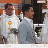 Salah satu andalan pemain bulutangkis Indonesia, Jonathan Christie melepas masa lajangnya. Pria biasa disapa Jojo itu resmi menikah dengan Shania Junianatha alias Shanju eks JKT48. [Youtube/Viding]