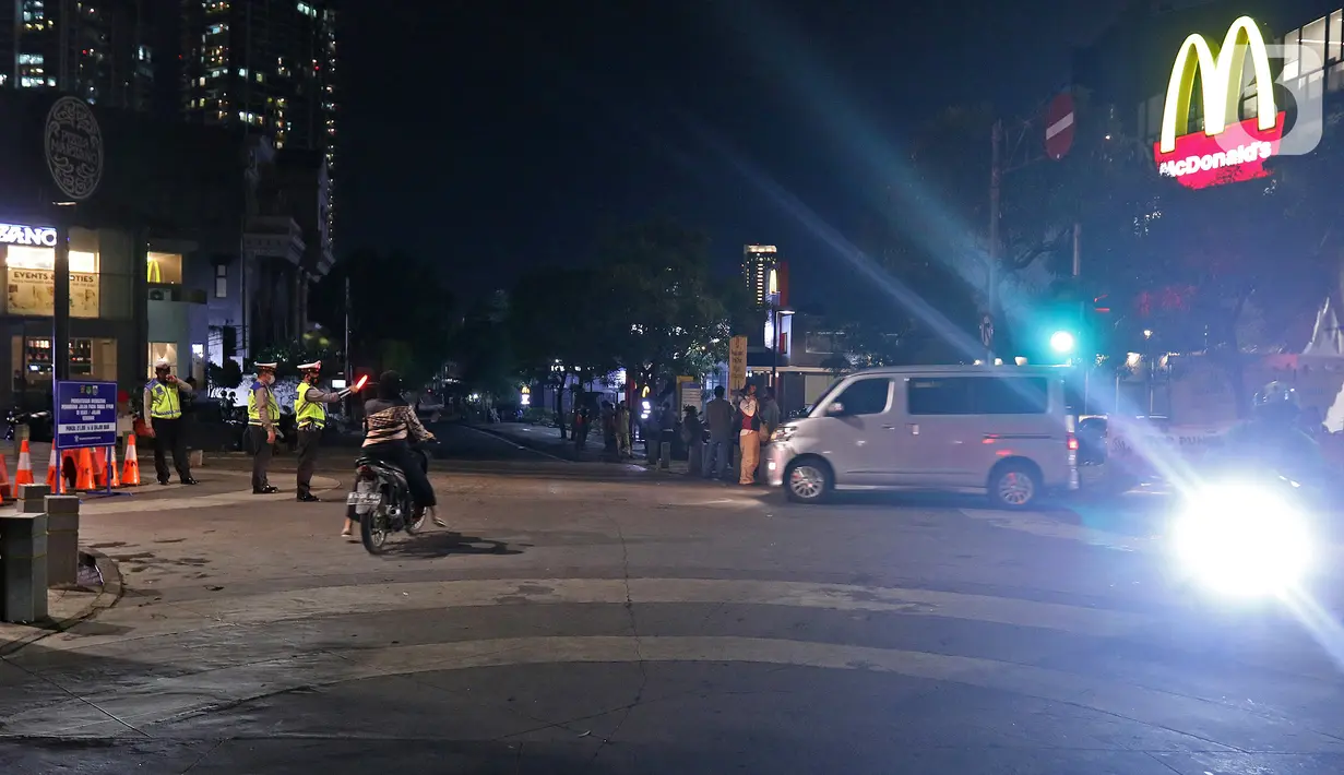 Kendaraan melintas di Jalan Kemang, Jakarta, Senin (21/6/2021). Penutupan jalan dilakukan di antaranya di Jalan Cikini Raya, Jalan Sabang, kawasan BKT, PIK 2, kawasan Kota Tua, dan Bullevard Kelapa Gading. (Liputan6.com/Herman Zakharia)