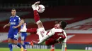 Pemain Arsenal, Gabriel, melakukan tendangan salto saat melawan Leicester City pada laga Liga Inggris di Stadion Emirates, Minggu (25/10/2020). Arsenal tumbang dengan skor 0-1. (Catherine Ivill/Pool via AP)