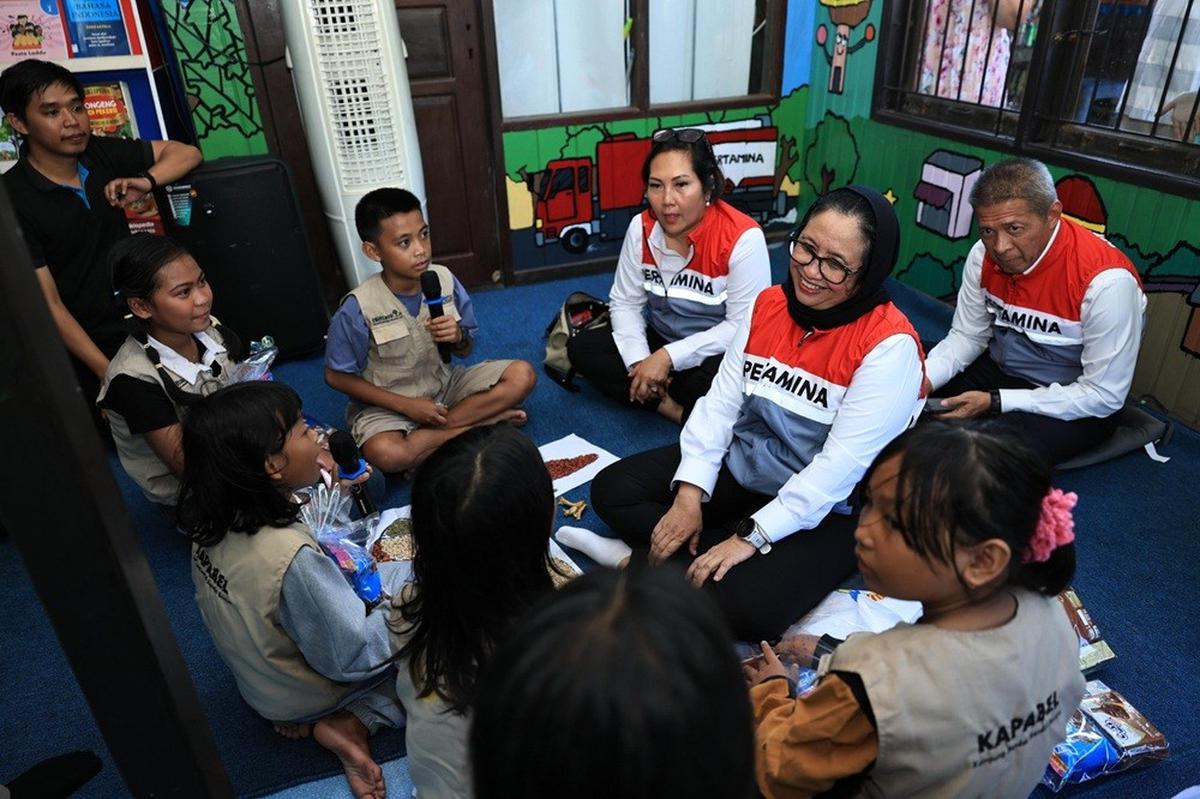 Pertamina Bagikan Bantuan Paket Seragam Sekolah di Balikpapan