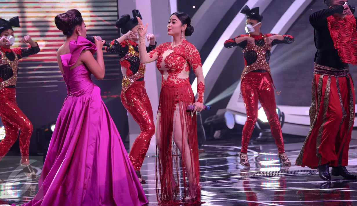 Dewi Perssik saat beraksi di panggung Indonesia Dangdut Awards (IDA) 2015, Jakarta, Rabu (28/10/2015). Perhelatan IDA 2015 menggambarkan bahwa musik dangdut telah menjadi bagian tidak terpisahkan dari masyarakat Indonesia. (Liputan6.com/Faizal Fanani) 