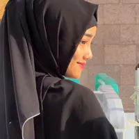Fujianti Utami saat ini diketahui sedang berada di Tanah Suci Mekkah untuk beribadah. [Instagram/fuji_an]