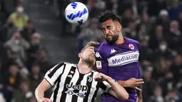 Fiorentina yang di leg pertama kalah 0-1, tampil lebih agresif dengan unggul penguasaan bola. Nicolas Gonzalez (kanan) dkk mampu menguasai jalannya permainan mencapai 68 persen dibanding Juventus. (LaPresse via AP/Marco Alpozzi)