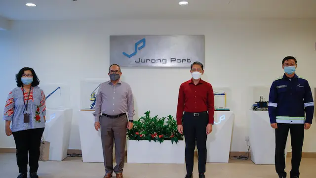 Second Minister for Education & Foreign Affairs Singapura Mohamad Maliki Osman menyerahkan pengiriman vaksin kepada Dubes Suryo Pratomo di Pelabuhan Jurong (Kemlu Singapura)
