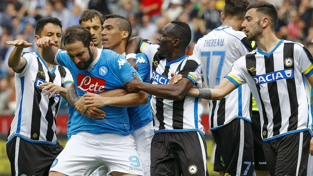 Napoli Kalah, Higuain Emosi dan Terkena Kartu Merah