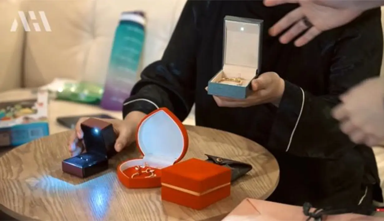 Aurel Hermansyah dan Atta Halilintar buka kado (Youtube/AH)