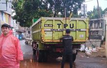 Hujan Deras, Tembok Pembatas TPU Jeruk Purut Roboh