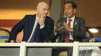 Presiden RI, Jokowi (kanan) dan Presiden FIFA, Gianni Infantino, menonton pembukaan Piala Dunia U-17 2023 di Stadion Gelora Bung Tomo (GBT), Surabaya, pada Jumat (10/11/2023) malam WIB. (Bagaskara Lazuardi/Bola.com)