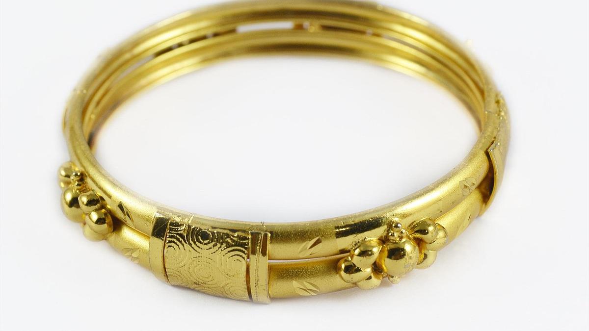 6 Inspirasi Model Gelang Emas Bangle Lebar yang Cocok untuk Tangan Gemuk, Yuk Simak
