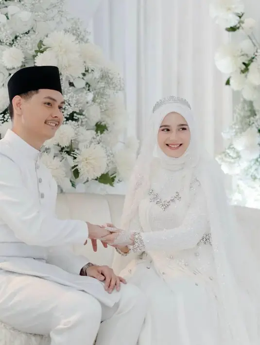 Yasmine tampil begitu memukau dalam balutan gaun pengantin berwarna putih yang dirancang dengan detail elegan.  [@yxsmine.ow].