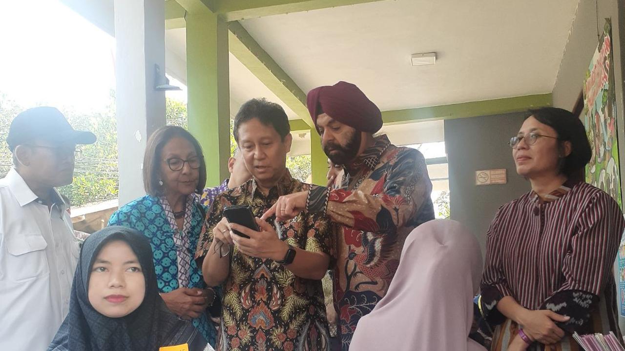 "Dunia sedang mengalami pertumbuhan yang lambat, tapi ASEAN, Indonesia khususnya, cukup baik,"&nbsp;ujar Ajay saat berkunjung ke Kabupaten Tangerang, Kamis (7/9).