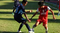 Pesepakbola PSM Makasar Syamsul Haerudin (kanan) / (ANTARA FOTO/Suryanto).