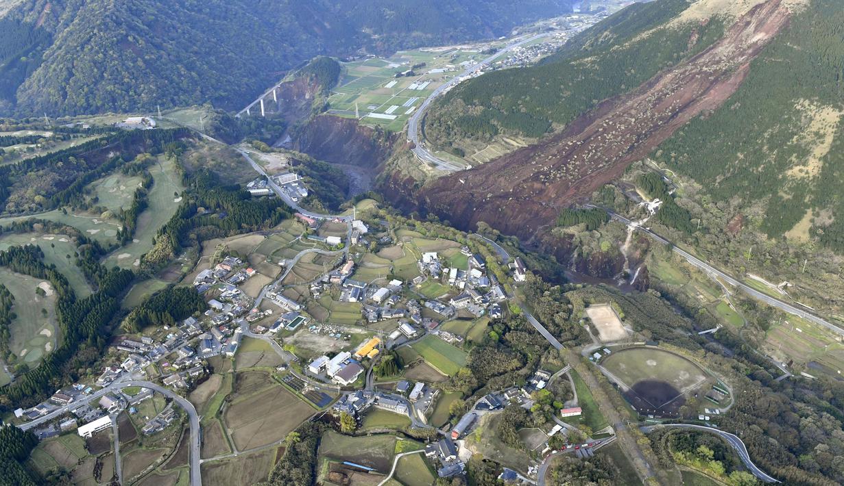 Sebuah tanah longsor yang disebabkan oleh gempa bumi terlihat di kota Minamiaso, Prefektur Kumamoto, Jepang selatan, Sabtu (16/4). Gempa berkekuatan 6,4 SR itu menewaskan sembilan orang dan 760 lainnya terluka. (REUTERS/Kyodo) 