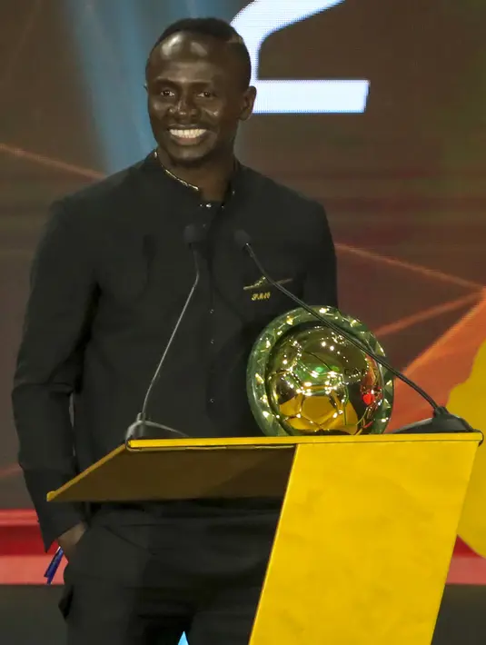 Penyerang Senegal Sadio Mane tersenyum saat memberikan keterangan setelah memenangkan penghargaan Pemain Terbaik Afrika 2019 selama CAF Awards di kota wisata Mesir, Hurghada (7/1/2020). (AFP/Khaled Desouki)