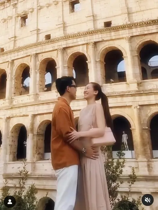 Thariq Halilintar dan Aaliyah Massaid tengah berbahagia. Saat ini pasangan pengantin baru itu tengah berbulan madu di Roma, Italia. [Foto: Instagram/aaliyah.massaid]