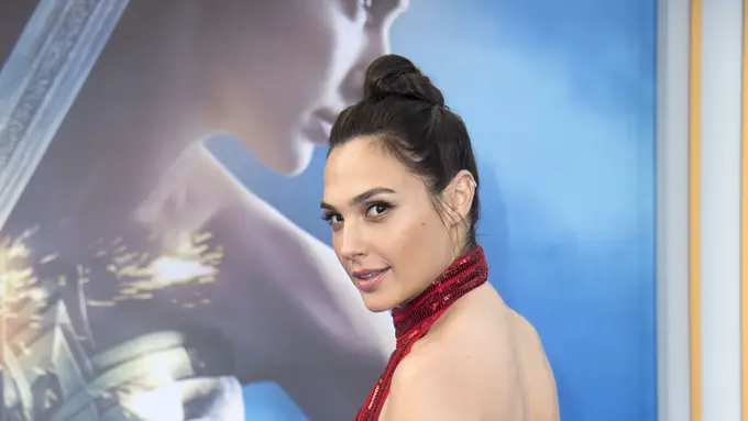 [Bintang] Seksinya Gal Gadot Lip Sync dengan Pakaian Dalam