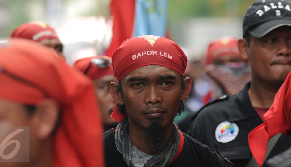 Ekspresi buruh saat tiba di Masjid Jayakarta, Pulogadung usai menempuh perjalanan dari Bandung menuju Jakarta, Jumat (20/11/2015). Para buruh menuntut pencabutan PP no 78 tentang pengupahan. (Liputan6.com/Helmi Fithriansyah)