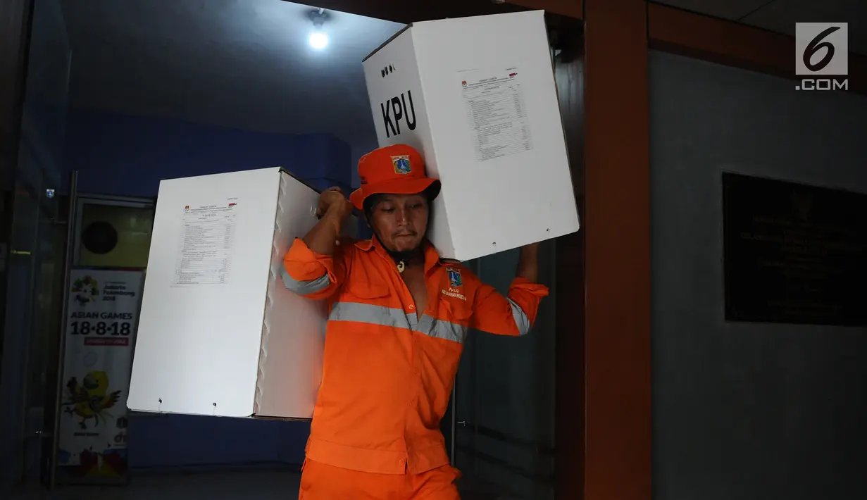 Petugas PPSU membawa logistik pemilu 2019 di Gelanggang Olahraga Remaja, Jakarta Pusat, Selasa (16/4). Logistik tersebut akan distribusikan kesejumlah kelurahan dan Tempat Pemungutan Suara (TPS) yang tersebar di Kecamatan Senen, jelang Pemungutan Suara 19 April 2019. (Liputan6.com/Herman Zakharia)