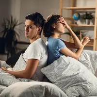ilustrasi pasangan yang tidak komunikatif/copyright freepik.com/Drazen Zigic