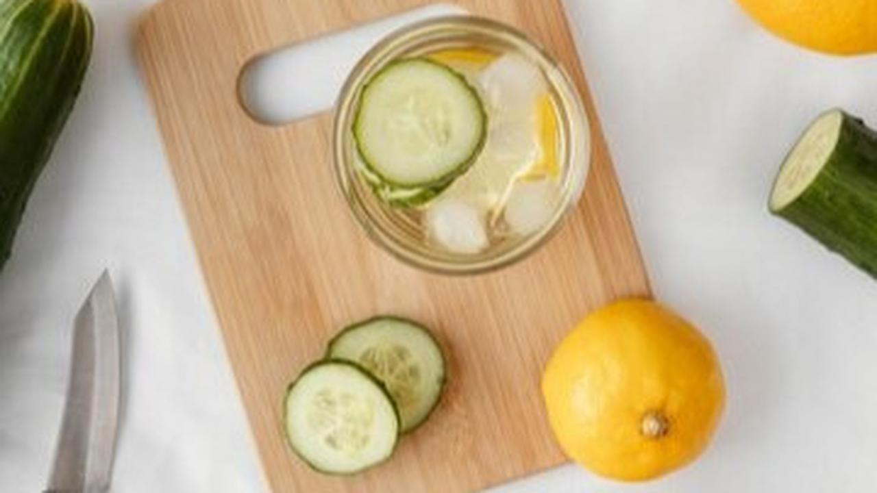 1.&nbsp;Campuran Lemon, Timun, dan Daun Mint