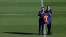Bek Spanyol, Gerard Pique dan Presiden Barcelona, Josep Maria  berpose memegang jersey Barcelona pada pengumuman perpanjangan kontraknya di stadion Camp Nou, Senin (29/1). Bek timnas Spanyol itu meneken kontrak baru hingga 30 Juni 2022 (AP/Manu Fernandez)