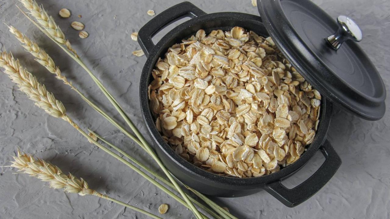 Oatmeal memiliki sifat anti-inflamasi dan melembapkan kulit.
