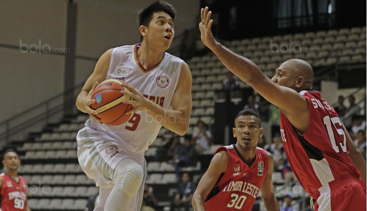 Pemain Indonesia, Avan Seputra (9) berusaha melewati adangan pemain Timor Leste, Joao Soares pada laga perdana test event Basketball Asian Games 2018 di Hall A Senayan, Jakarta, Rabu (7/2/2018).  Indonesia menang 135-30. (Bola.com/Nicklas Hanoatubun)