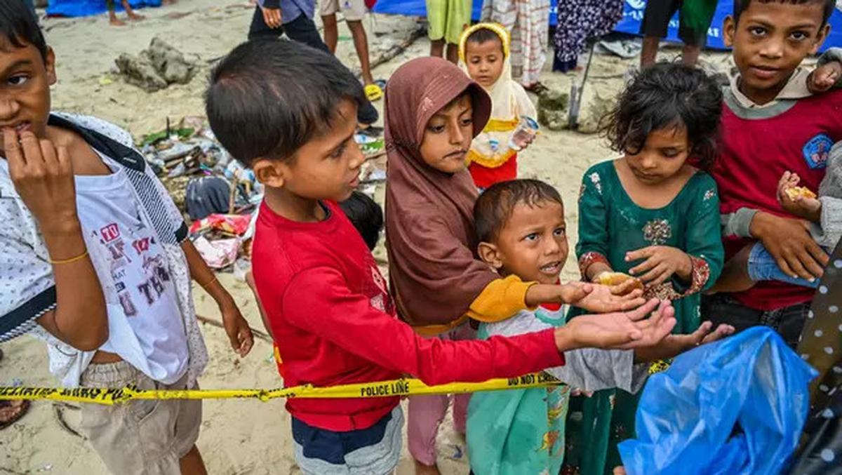 Mereka menggunakan perahu kayu yang bentuk dan warnanya sama seperti perahu sebelumnya. (CHAIDEER MAHYUDDIN/AFP)