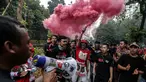 Suporter Timnas Indonesia menyalakan flare di sekitar Stadion Gelora Bung Karno (GBK), Senayan, Jakarta, Minggu (14/1). Timnas Indonesia vs Islandia akan berlaga malam nanti. (Liputan6/Faizal Fanani)