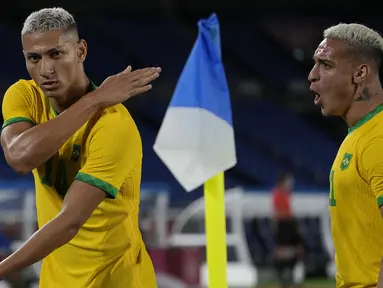 Brasil mengawali langkahnya untuk mempertahankan medali emas cabang sepak bola di Olimpiade Tokyo 2020 dengan hasil positif usai menang 4-2 atas Jerman. Striker Everton, Richarlison menjadi bintang dengan 3 golnya yang sempat membawa Brasil unggul 3-0. (Foto: AP/Kiichiro Sato)