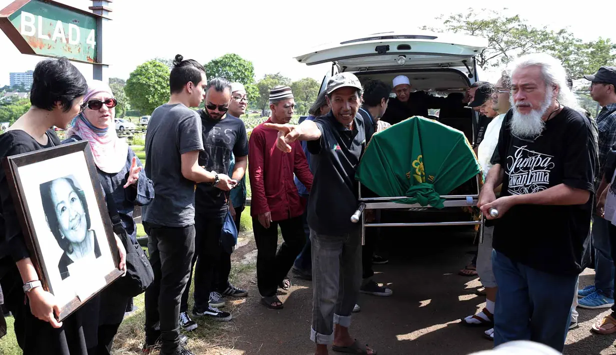 Indra Lesmana dan Mira Lesmana hadir di pemakaman sang ibunda. Begitu juga Sophia Lajuba dan Eva Celia yang tak kuasa menahan air mata ketika jenazah Nien dimasukan ke dalam liang lahat. (Deki Prayoga/Bintang.com)