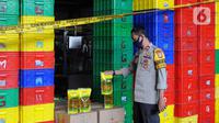 Polisi mengecek gudang pengemasan ulang minyak goreng yang disegel Polres Metro Depok di wilayah Pasir Putih, Sawangan, Rabu (16/3/2022). Penyegelan pada Selasa (15/3) kemarin dilakukan karena gudang tersebut diduga melakukan repacking merek lain menjadi merek tersendiri. (merdeka.com/Arie Basuki)