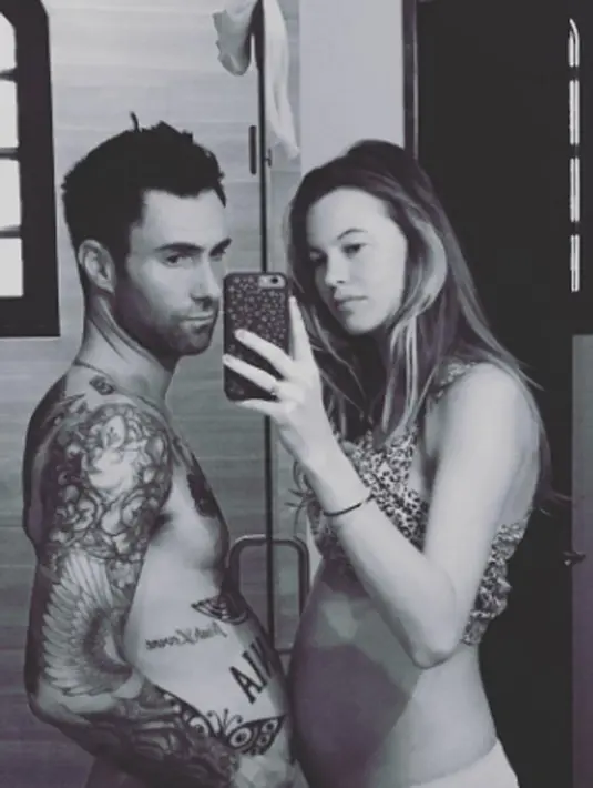Bukan hanya Behati yang pamer perut buncit dan berpakaian bikini. Adam Levine tak mau kalah, ia juga memamerkan perut bersama Behati disuatu foto. (viainstagram@adamlevine/Bintang.com)