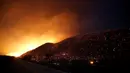 Pemandangan kebakaran hutan di California, Amerika Serikat, (17/08). Keadaan darurat sudah diberlakukan dan api sudah membakar lebih dari 7.200 hektar hutan.. (REUTERS/Patrick T Fallon)