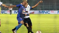 Duel penyerang Arema FC, Kushedya Hari Yudo, dan pemain Persela Lamongan, Eky Taufik, di laga Grup B Piala Gubernur Jatim 2020, Kamis (13/2/2020). (Bola.com/Iwan Setiawan)