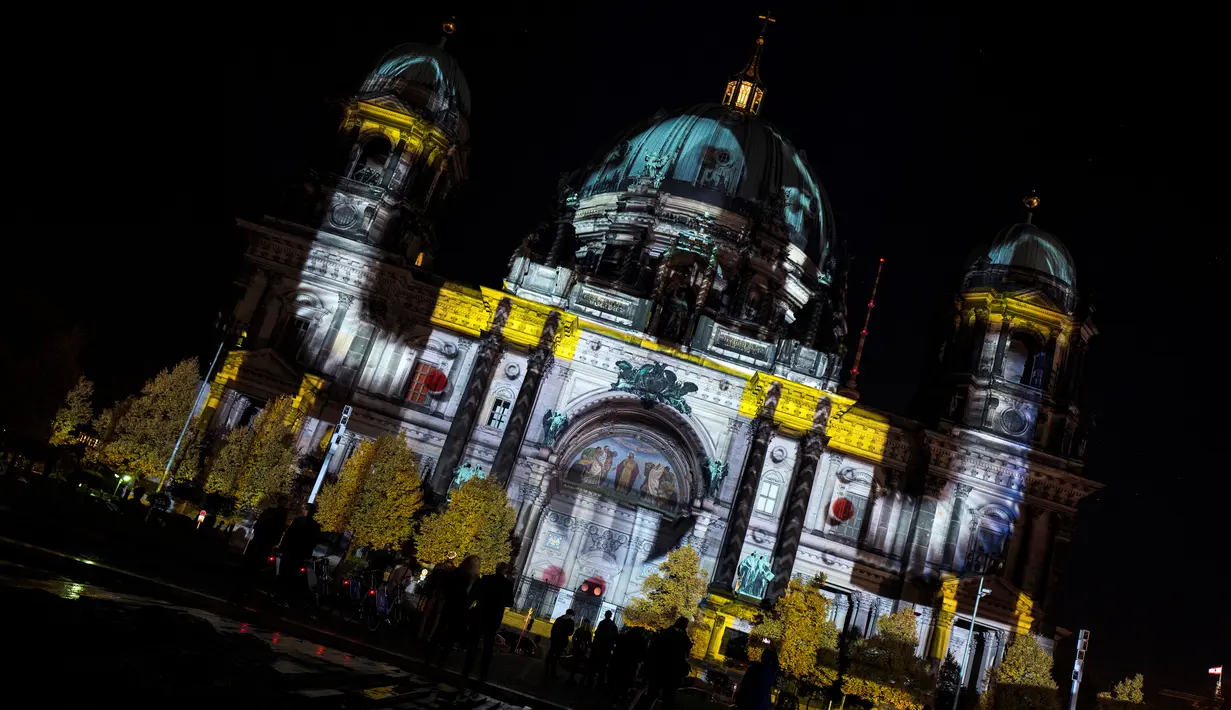 Seni tata cahaya menghiasi Fasad Katedral Berlin (Berliner Dom) saat Festival Cahaya di Berlin, Jerman (15/10). Festival ini merupakan event tahunan yang diadakan setiap bulan Oktober. (AFP Photo/John Macdougall)