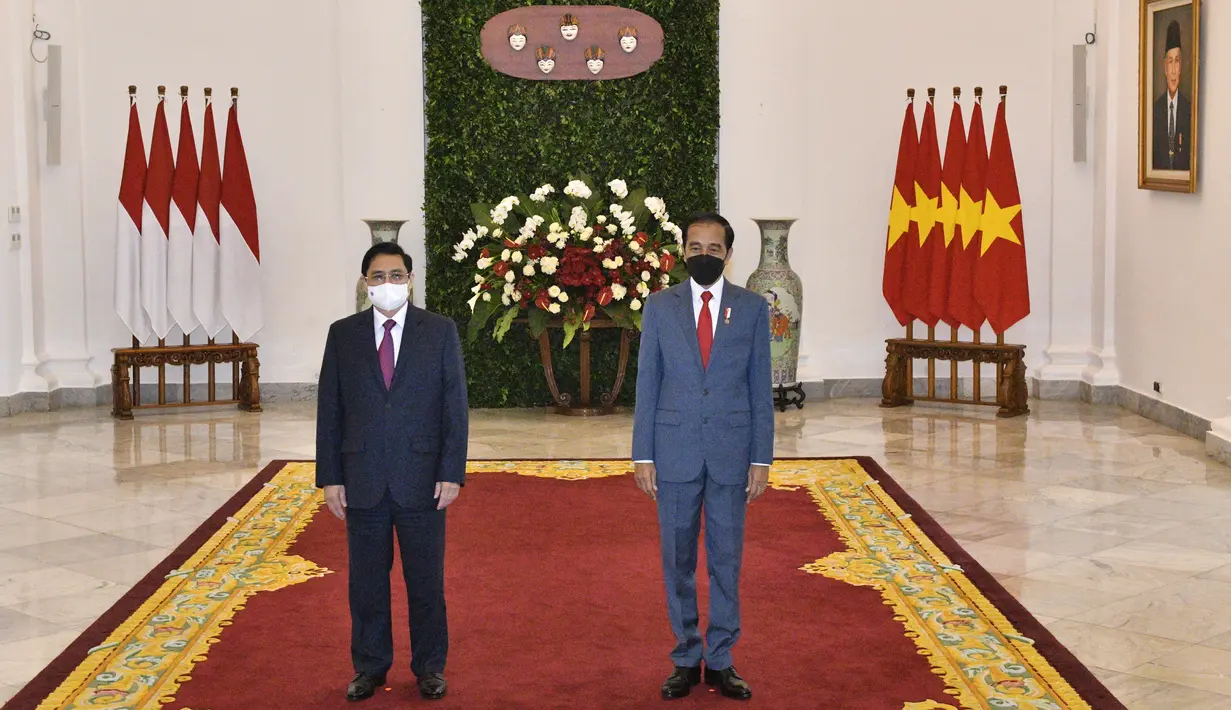 Presiden Joko Widodo (kanan) berfoto bersama Perdana Menteri (PM) Vietnam Pham Minh Chinh di Istana Kepresidenan Bogor, Jumat (23/4/2021). Presiden Joko Widodo menggelar pertemuan bilateral dengan PM Pham Minh Chinh untuk membahas kerja sama antara kedua negara. (FOTO: Biro Pers Kepresidenan)