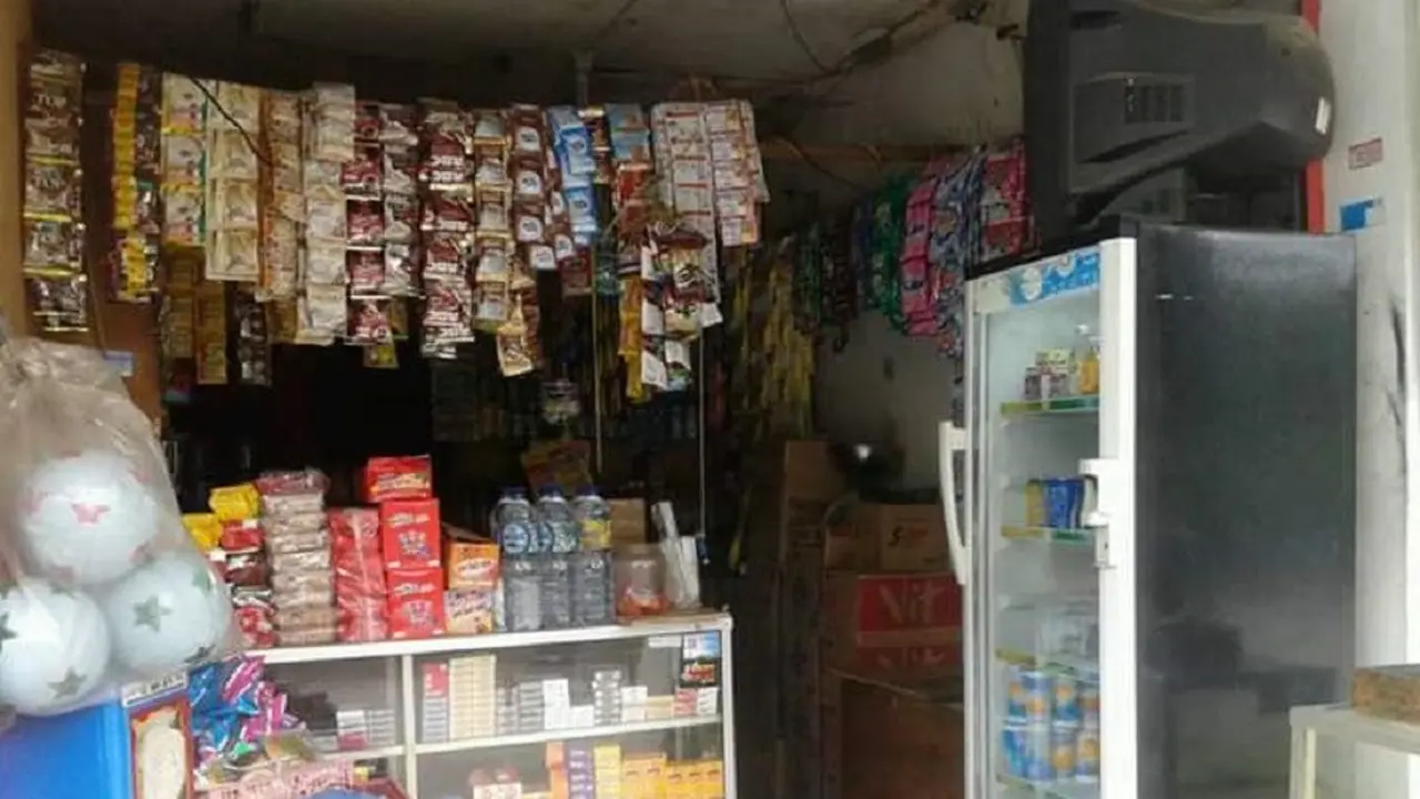 Pedagang kelontongan Bugis-Makassar percaya dengan pamali (Liputan6.com/ Eka Hakim)
