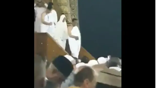Beredar Video Jokowi Masuk ke Dalam Kakbah, Netizen: Kesempatan Langka