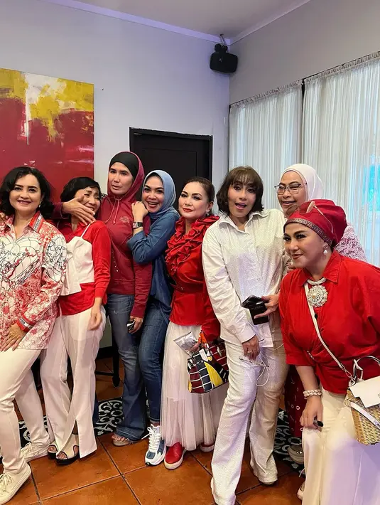Hadir diantaranya, selain yang berulang tahun ada Mama Rieta, Nicky Astria, Lydia Kandou, Nourma Yunita, Machicha Mochtar, Ismi Aziz, Ozy Syahputra, Vien Is Haryanto, Ricky Likoer, Aditya  Gumay dan masih banyak lagi artis lawas era 70-an. [Instagram/rieta_amilia]