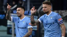 Liga Italia 2022/2023 yang telah memastikan Napoli sebagai peraih scudetto, nyatanya menjadi arena bermain yang nyaman bagi para legiun asing. Para pemain impor tersebut begitu mendominasi daftar pencetak gol terbanyak hingga pekan ke-34 meninggalkan para pemain lokal Italia. Tercatat, dari 15 besar top skor sementara Liga Italia 2022/2023, hanya ada 4 pemain lokal Italia di posisi buncit. Siapa saja? Simak daftarnya berikut ini. (AFP/Filippo Monteforte)