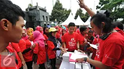 Peserta melakukan registrasi sebelum mengikuti senam bersama yang digelar Persani di Plaza Selatan Gelora Bung Karno (GBK), Minggu (5/2). Acara ini digelar untuk mensosialisasikan senam kepada masyarakat Indonesia. (Liputan6.com/Yoppy Renato)