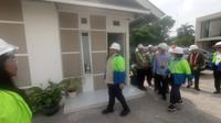 Fahri Hamzah melihat langsung rumah instan Domus, rumah prefabrikasi yang dinilainya cocok untuk hunian rakyat. (Tim News).