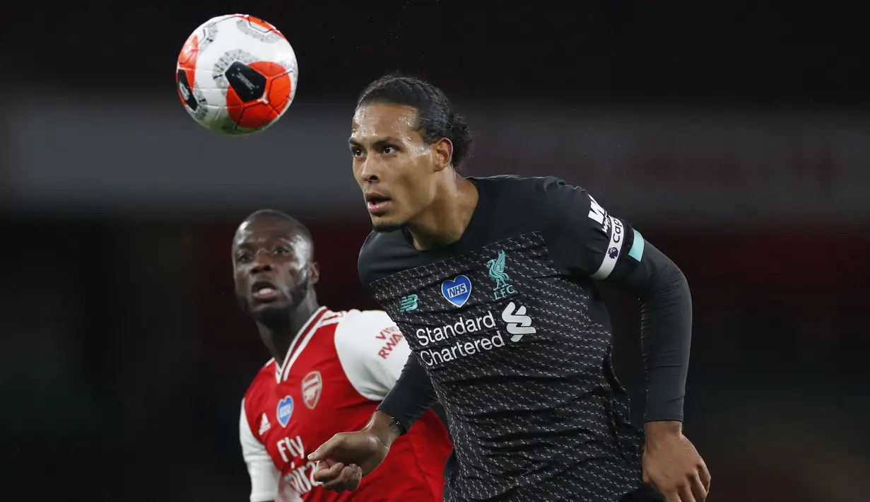 Virgil van Dijk. Bek tengah Belanda berusia 30 tahun ini telah 4 musim berseragam Liverpool. Selain tangguh mengawal pertahanan, dirinya juga sosok pemimpin di lapangan. Beberapa kali dipercaya menjadi kapten The Reds dan Timnas Belanda. (Foto: AFP/Pool/Paul Childs)