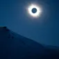 Gerhana matahari total yang terlihat dari Kepulauan Svalbard, Norwegia, Jumat (20/3/2015). (AFP PHOTO/NTB Scanpix/JON Olav NESVOLD)